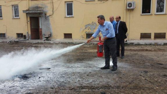 Senaryolu Yangın Söndürme Tatbikatında Laçin Kaymakamlık Binası Tahliye Edildi